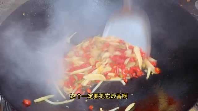 好吃的肥肠盖饭，酸辣爽口有Q弹，拌着米饭吃3斤，好做法先收藏 #大口吃肉