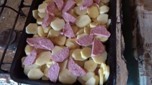 готовим картошку с колбасой яйцом и сыром в духовке