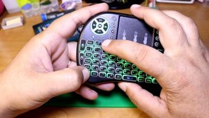 Мини клавиатура i8, как включить подсветку и изменить тон подсветки