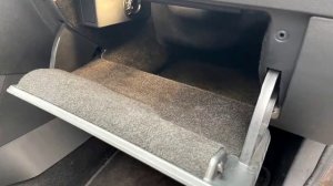 Обшивка самоклеющимся карпетом в дверные карманы бардачок подлокотник ручник Skoda Rapid 2012-2020