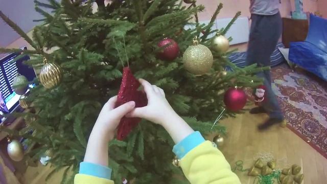 Взгляд снизу. Украшение ёлки глазами ребенка. смотреть онлайн