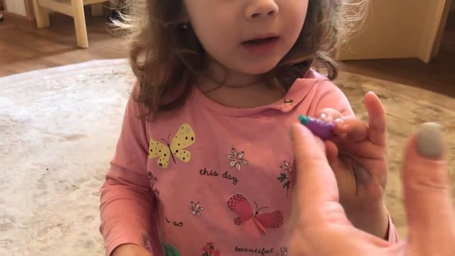 Вика и Саша празднуют 8 марта. Распаковка ИГРУШЕК: куклы - сюрприз BARBIE и HAIRDORABLES смотреть онлайн