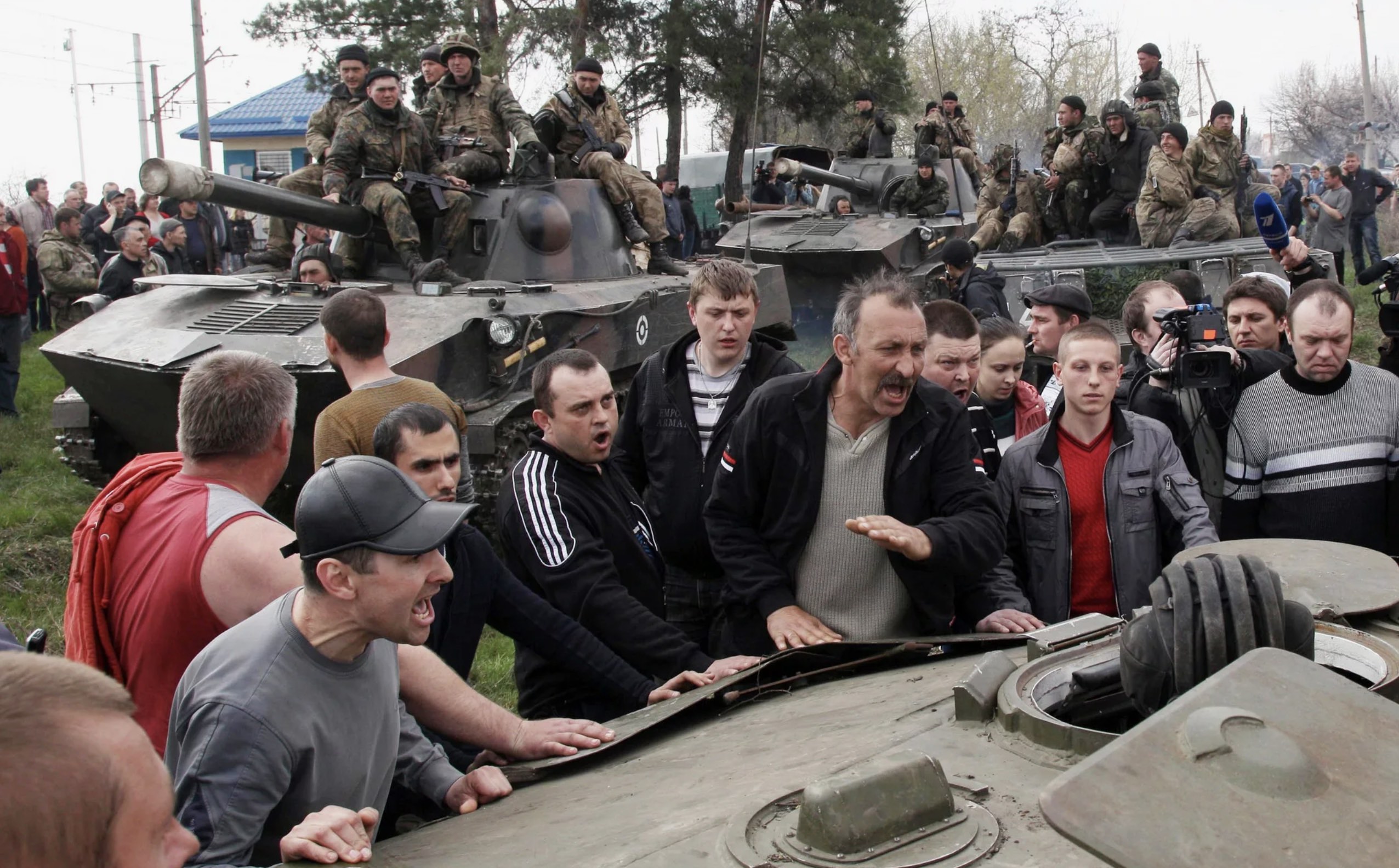 17 апреля 2014. Танки ВСУ на Донбассе 2014. Начало войны на Донбассе 2014. Жители Донбасса останавливают украинские танки.