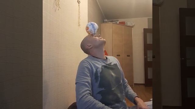 Рубрика 7: ПОПРОБУЙ ПОВТОРИТЬ / Держим мяч на голове.