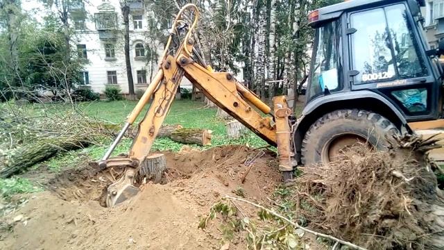 Корчевка пня экскаватором - погрузчиком. От и до.