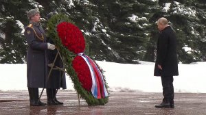 Владимир Путин в День защитника Отечества возложил венок к Могиле Неизвестного Солдата