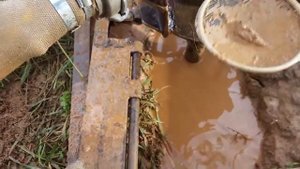 Добурились до воды! Глубина 31,5м. Самоизлив из скважины.