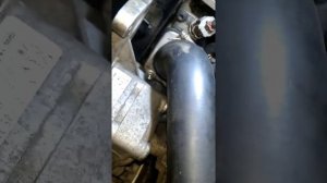 Замена термостата на Volvo XC90 D5 2008 часть 3