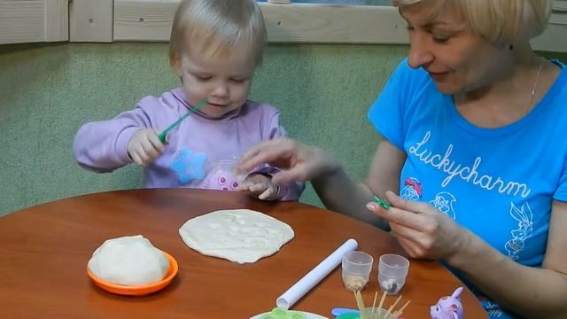 Лепка из соленого теста. Делаем отпечатки, играем с Лунтиком. смотреть онлайн