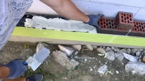 Как правильно заложить 1й ряд кирпича с чистым воздушным зазором!?