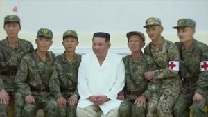 Военные медики Корейской народной армии плачут от похвалы Ким Чен Ына в свой адрес в связи с успешн