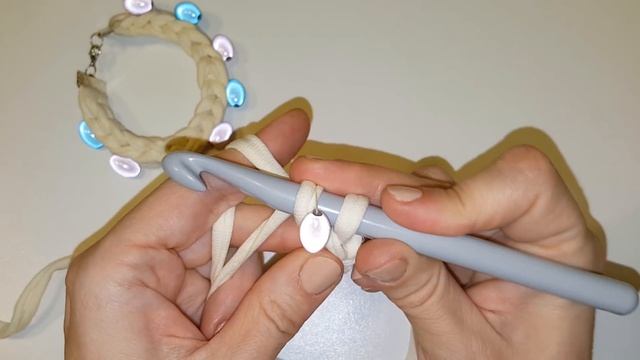 Летний браслет из трикотажной пряжи и больших бусин Украшения своими руками смотреть онлайн