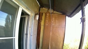 Выход из положения. Балкон очень старый и невзрачный. Нужны бельевые веревки. На определенной высоте