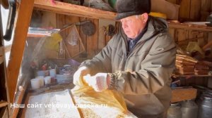Как мы собираем прополис с воском. Как устанавливаем сетки для сбора прополиса. #вековаяпасека