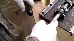 Эксцентриковые зажимы для задней бабки и подручника.