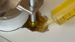 Снова вырвало петлю на двери шкафа из лдсп, есть мощный способ починить это