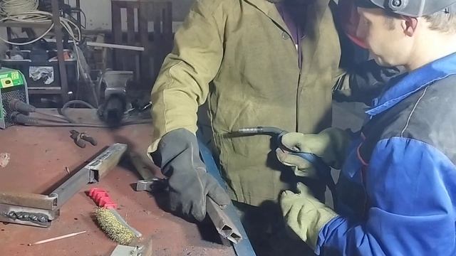 Полуавтомат эдон 285 неплохие швы за малые деньги.Полуавтомат лучше электрода