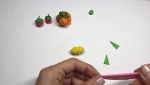 Лепим из пластилина корзиночку с овощами