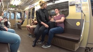 ПРАНК: ДЕВУШКА САДИТСЯ НА ПАРНЕЙ В МЕТРО