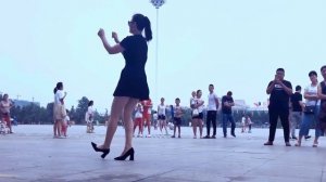 SHUFFLE DANCE CHINA| | CHINESE GIRL DANCING BEST SHUFFLE DANCE | | 长腿妹子穿高跟鞋跳68步鬼步舞真漂亮 后面黑哥亮了