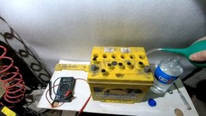 Индикатор заряженности аккумулятора.Индикация крассным.Обманывает или нет?!