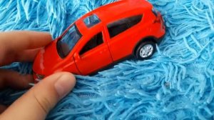 распаковываю игрушечную модель RAV4