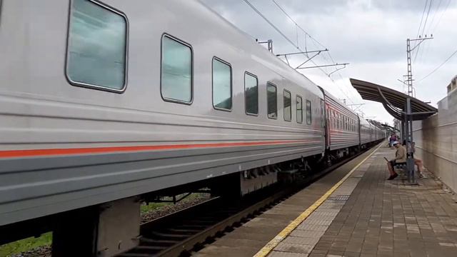 Электровоз 2ЭС4К-093 с пассажирским поездом, проследует станцию Горный Воздух. (Сочи) смотреть онлайн