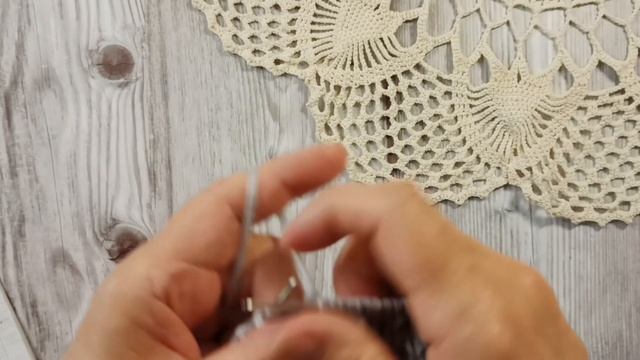 Детские шапочки с ушками и снуд спицами, вязание узоров.