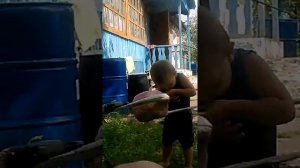 Прикол малыш косит траву "триммером"