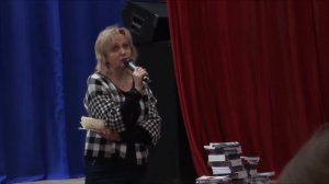 Елена Исаева читает свое стихотворение