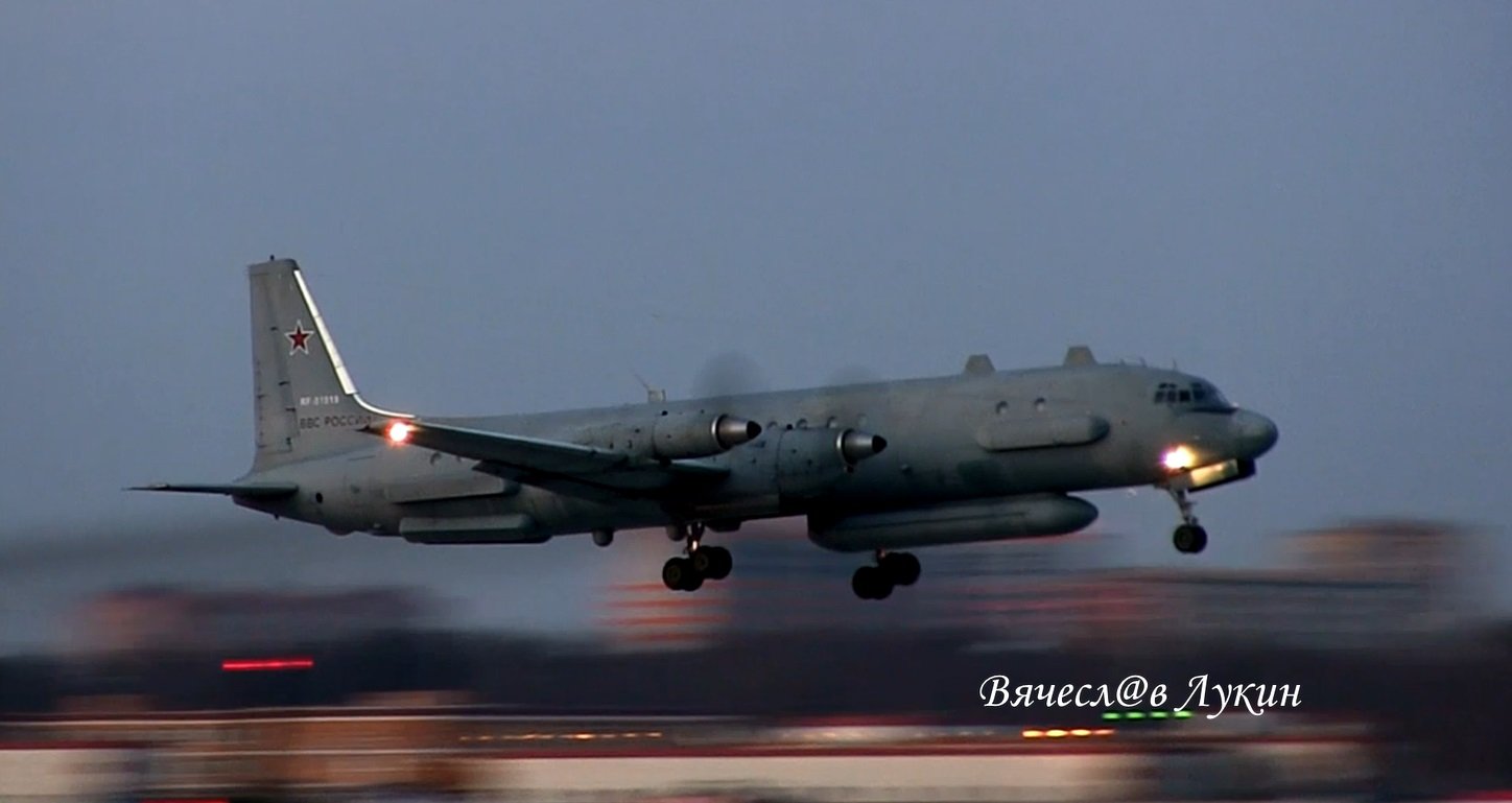 Взлёт Ил-20М RF-91819 "Кубик Рубик"