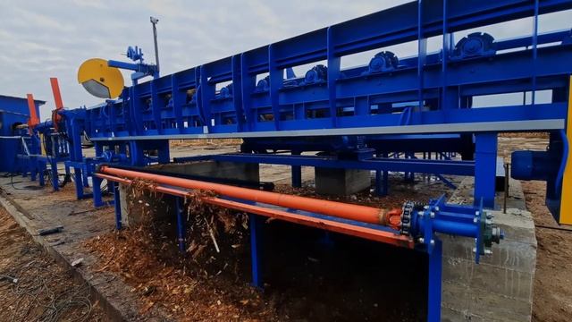 Поштучная подача бревен со скребковым транспортером для мусора Аркон