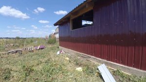 Обшиваем сарай профлистом.