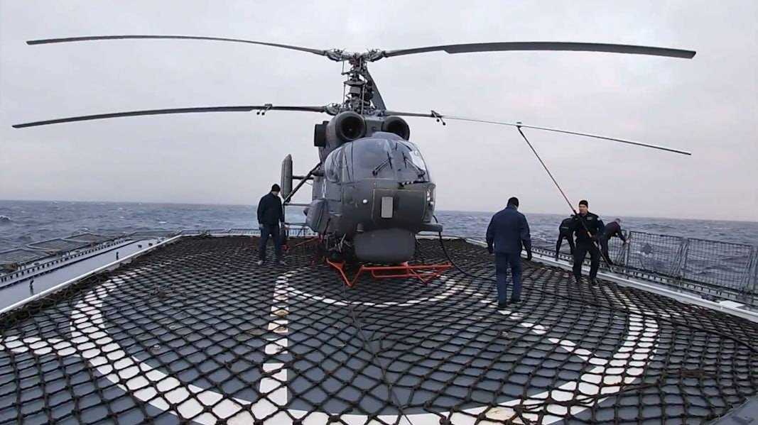 Вертолет Ка-27 ВКС России провел воздушную разведку в Атлантическом океане