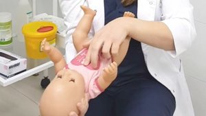 Видеоинструкция. Что делать, если грудной ребенок подавился?