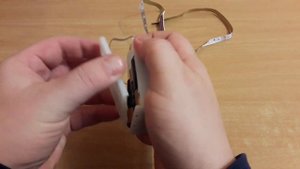Светодиодная лента светит от батареек.