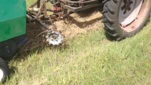Т-16 продолжает работать с пресс подборщиком