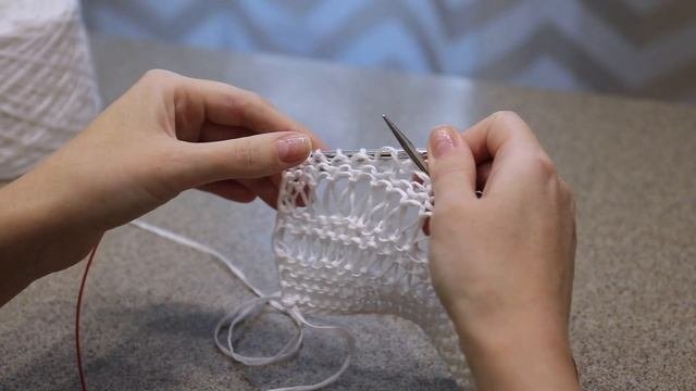 Как связать плечевой скос с узором из спущенных петель