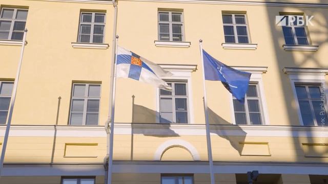 Флаг НАТО поднят у здания минобороны Финляндии