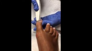 Пилочный педикюр Christina Fitzgerald