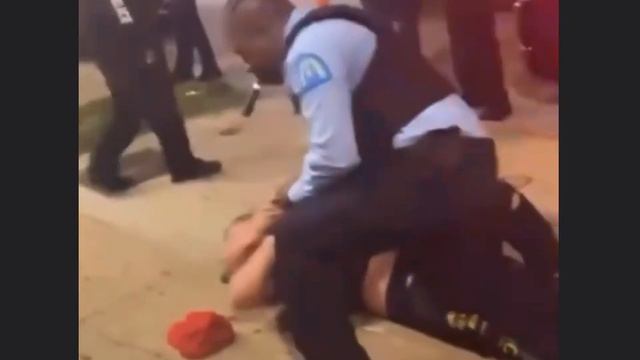 В сети обсуждают видео, как темнокожий полицейский прикуривает сигару, сидя на задержанном подозрева