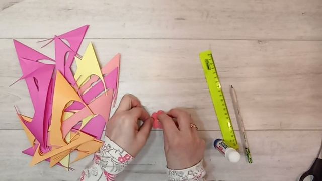 Не выбрасывай обрезки бумаги! Как сделать цветы из бумаги для оформления поделок | DIY Paper flower
