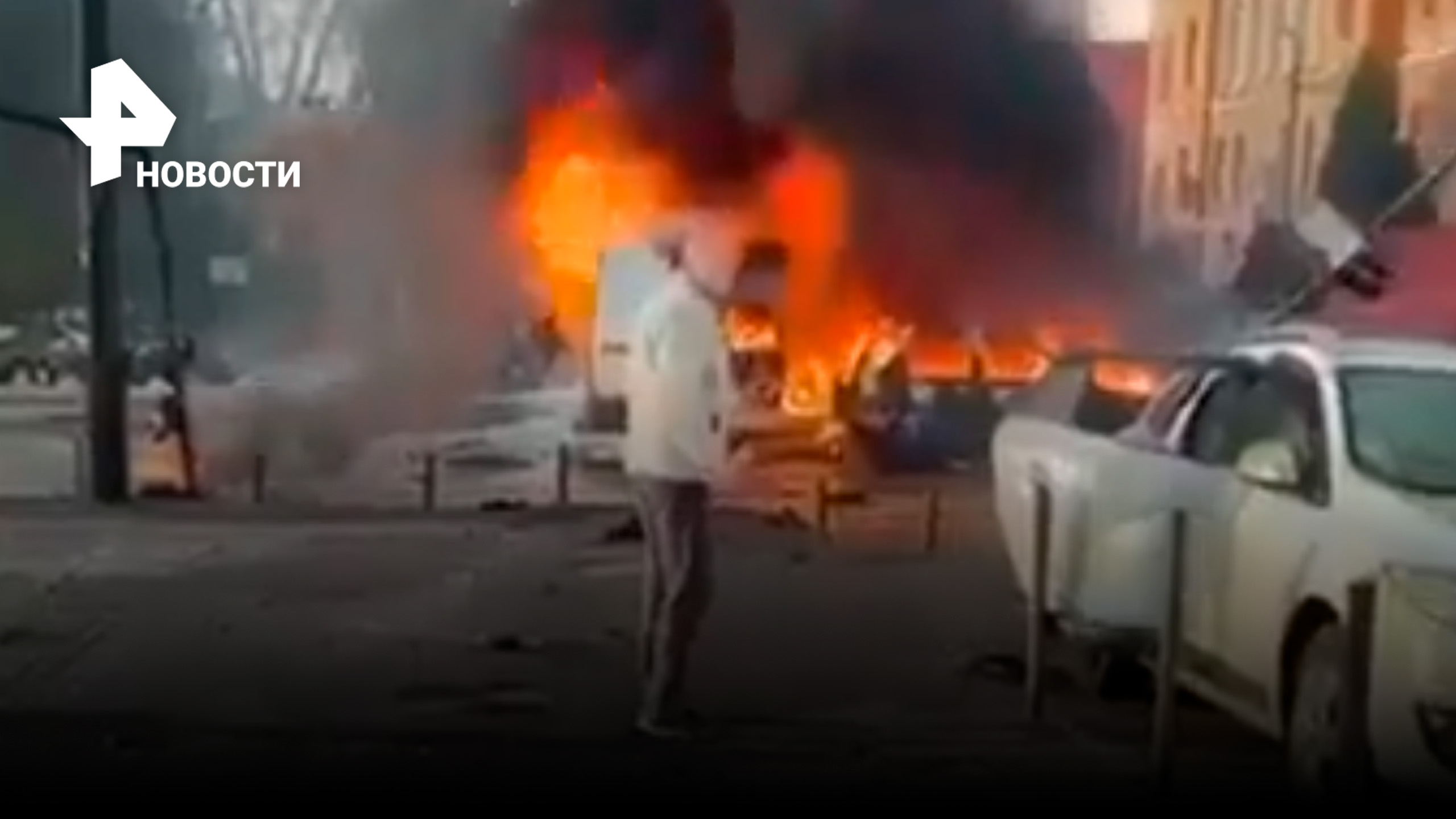 Взрывы и пожары в Киеве: черные столбы дыма и горящие здания / РЕН Новости