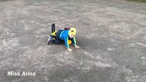 Катаюсь на велосипеде Давид упал с машинки