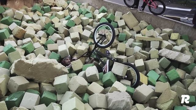 Как сделать бэкфлип на BMX (How to Backflip BMX) смотреть онлайн