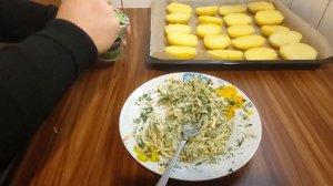 Запечённая картошка в духовке с чесноком и сыром:)