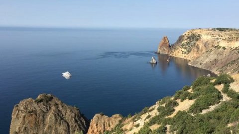 Супер красивый вид. Яхта в бухте. Цикады и море #красивыйвид #релакс #фоноваямузыка #звукиприроды