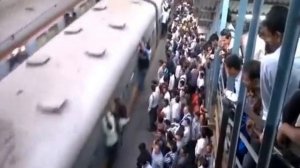 Типичный индийский поезд в час пик