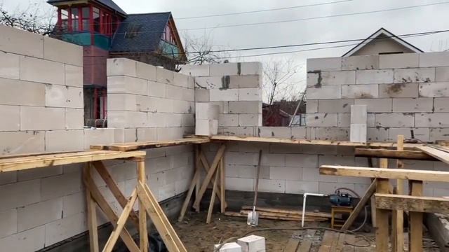 Кладка стен 1-го этажа дома из газобетонных блоков D400 смотреть онлайн