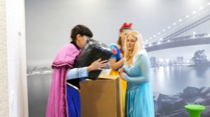 Человек-паук и Фроузен Эльза развлекаются на Хеллоуин! Приколы супергероев